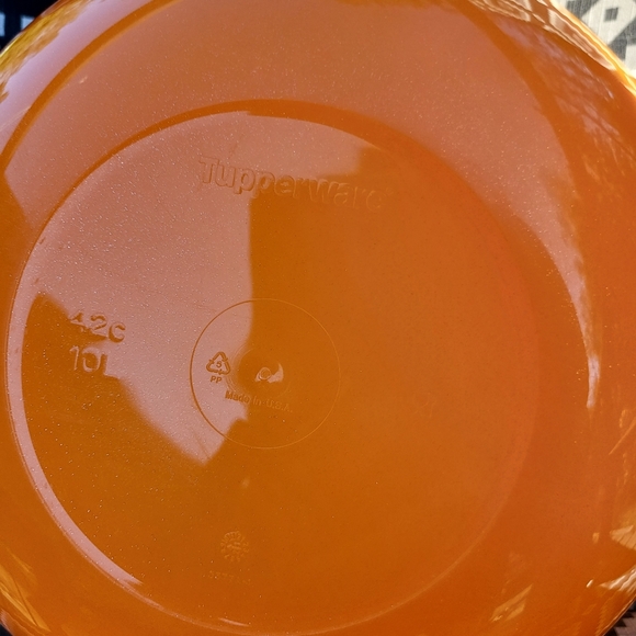 NEW Tupperware 42 cup Thatsa Bowl in Orange Sparkle - Picture 3 of 3